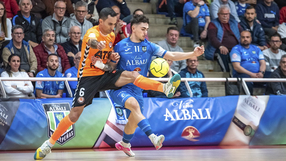 Joao Batista, del ATP Ilum. Tudelano Ribera Navarra, lucha por el balón con Carrasco, del Viña Albali Valdepeñas (Fotografía: ACP-FSV)