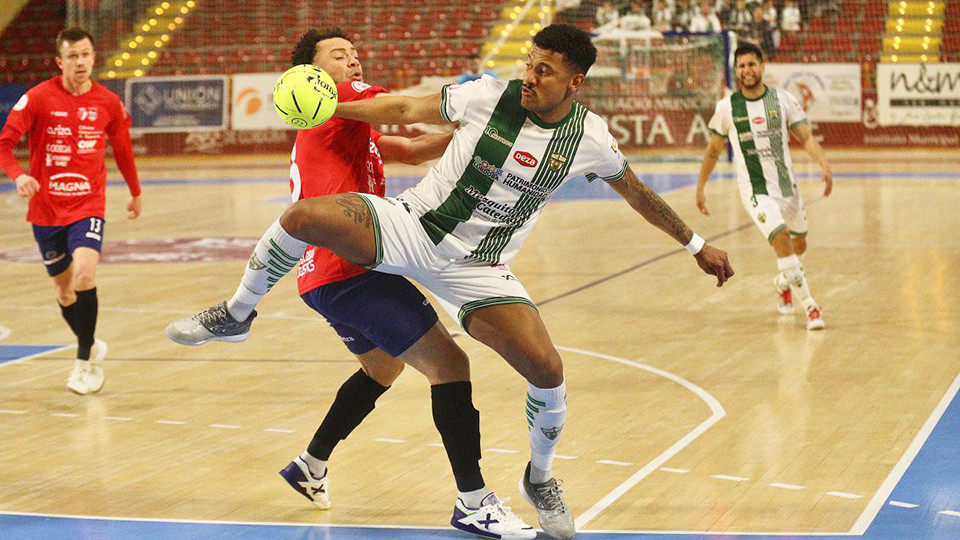 Kaue, del Córdoba Patrimonio de la Humanidad, y Juninho, del Osasuna Magna Xota, pugnan por el balón