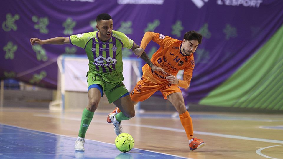 Neguinho, del Islas Baleares Palma Futsal, ante Alberto, del Burela FS