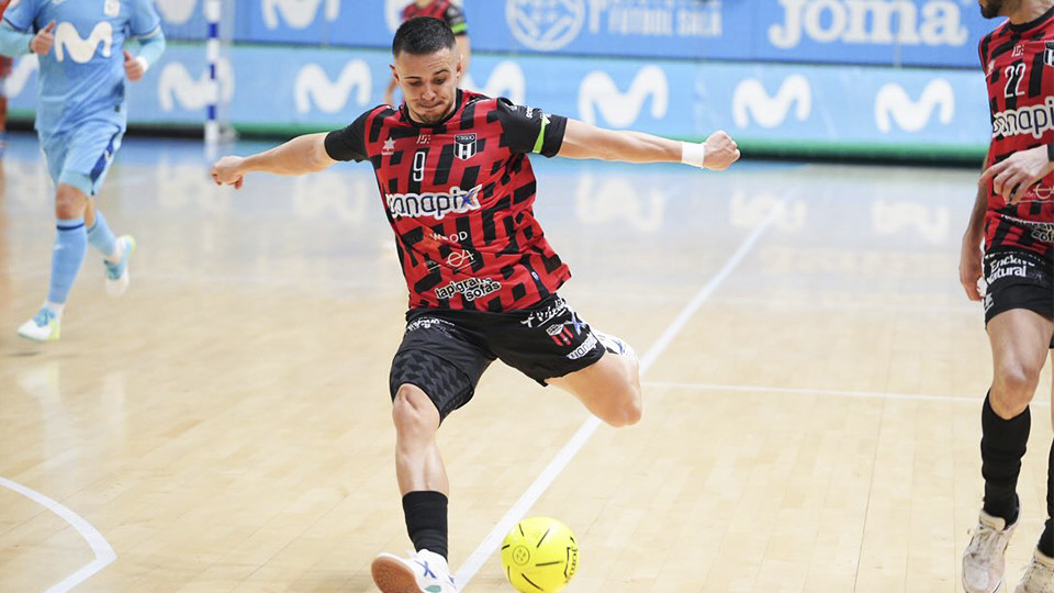 Adri Rivera, del WANAPIX AD Sala 10, golpea el balón