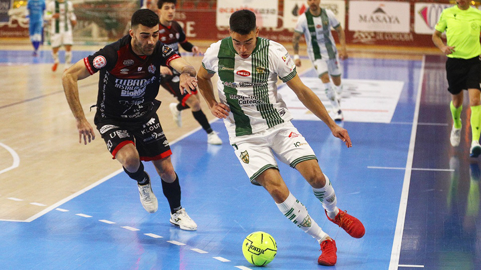 Titi del Rey, del Córdoba Patrimonio, ante David Pazos, del Noia Portus Apostoli, durante un partido