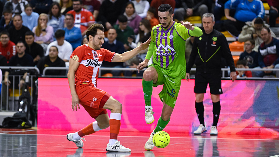 Piqueras, del Islas Baleares Palma Futsal, controla el balón ante Linhares, del Jimbee Cartagena Costa Cálida