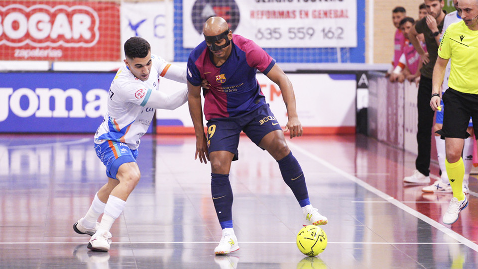 Fits, del Barça, protege el balón ante Nacho Gómez, del WANAPIX AD Sala 10 (Fotografía: Alejandro Meavilla)