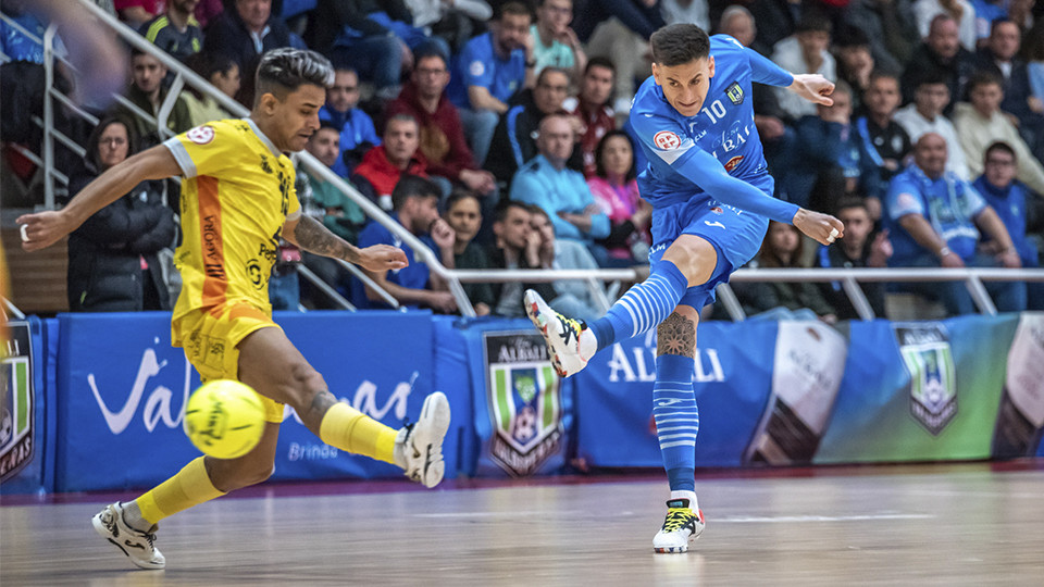 Pol Pacheco, del Viña Albali Valdepeñas, golpea el balón ante Lucas Rocha, del Servigroup Peñíscola FS (Fotografía: ACP-FSV)