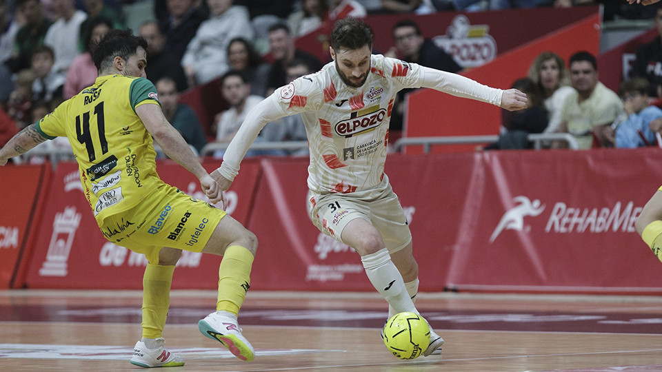 Gadeia, de ElPozo Murcia Costa Cálida, controla el balón ante Mati Rosa, de Jaén Paraíso Interior (Fotografía: Pascu Méndez)