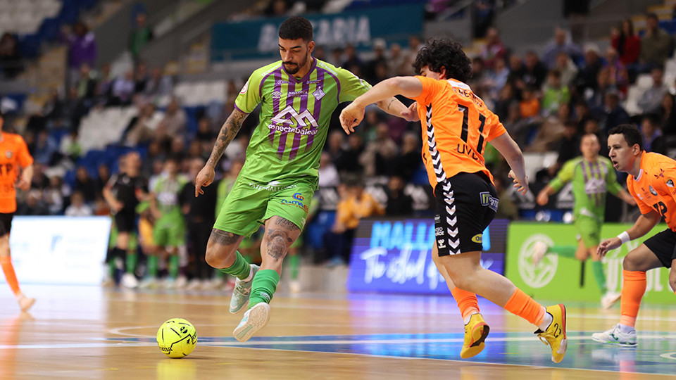 Bruno Gomes, del Islas Baleares Palma Futsal, ante Alberto Lahuerta, del ATP Ilum. Tudelano Ribera Navarra