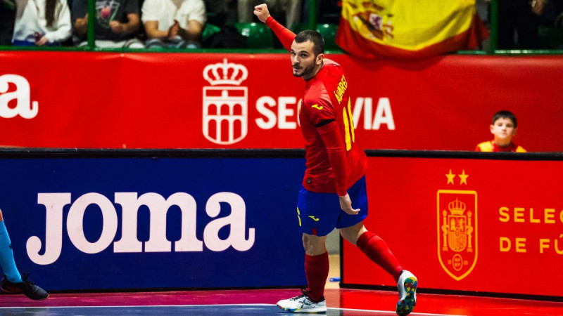 David Álvarez celebra un gol con la selección española. RFEF