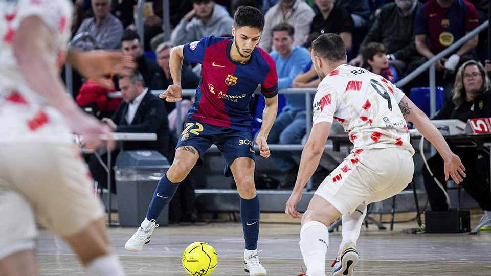 Khalid, del Barça, controla el balón ante Rafa Santos, de ElPozo Murcia Costa Cálida