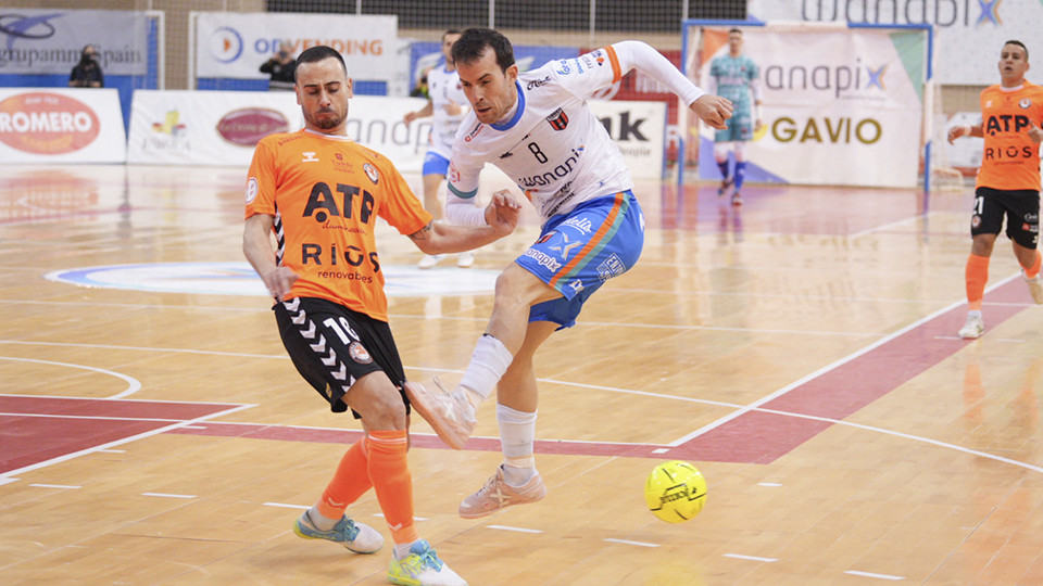 Richi Felipe, del WANAPIX AD Sala 10, pugna por el balón con Sepe, del ATP Ilum. Tudelano Ribera (Fotografía: Alejandro Meavilla)