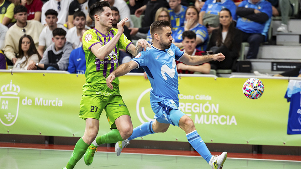Cecilio, del Movistar Inter, conduce el balón ante Ernesto, del Islas Baleares Palma Futsal (Fotografía: RFEF)