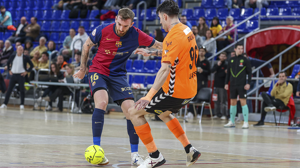 Sergio González, del Barça, pugna por el balón con Malaguti, del ATP Ilum. Tudelano Ribera Navarra