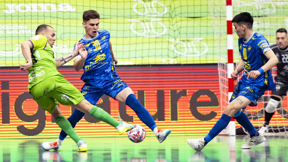 Fabinho, del Islas Baleares Palma Futsal, dispara ante Pablo Muñoz y Luciano Gauna, jugadores del Servigroup Peñíscola FS