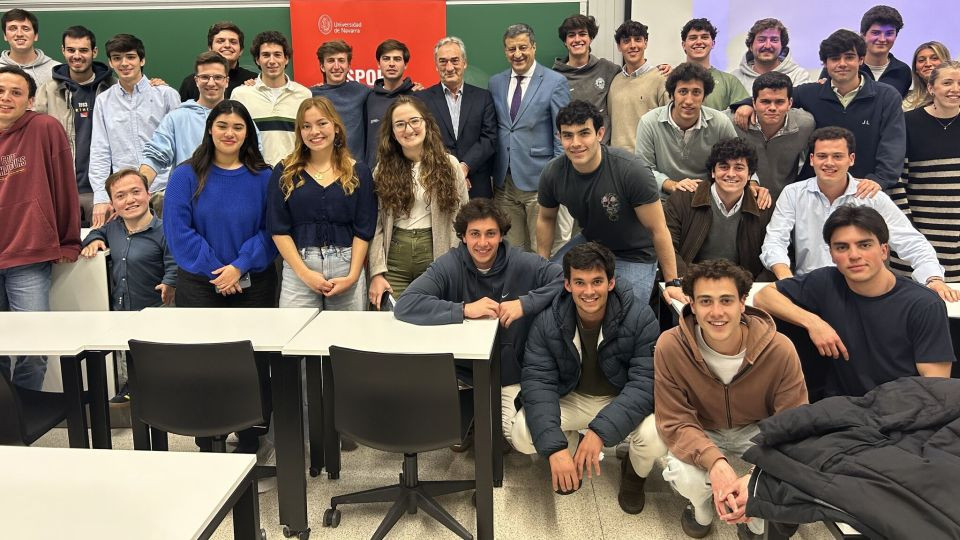 Javier Lozano, con los miembros del Club de Sport Management de la Universidad de Navarra