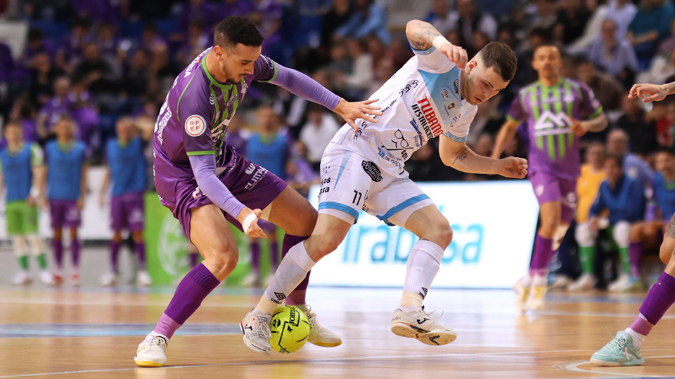 Rufino, del Noia Portus Apostoli, y Piqueras, del Islas Baleares Palma Futsal, pugnan por el balón
