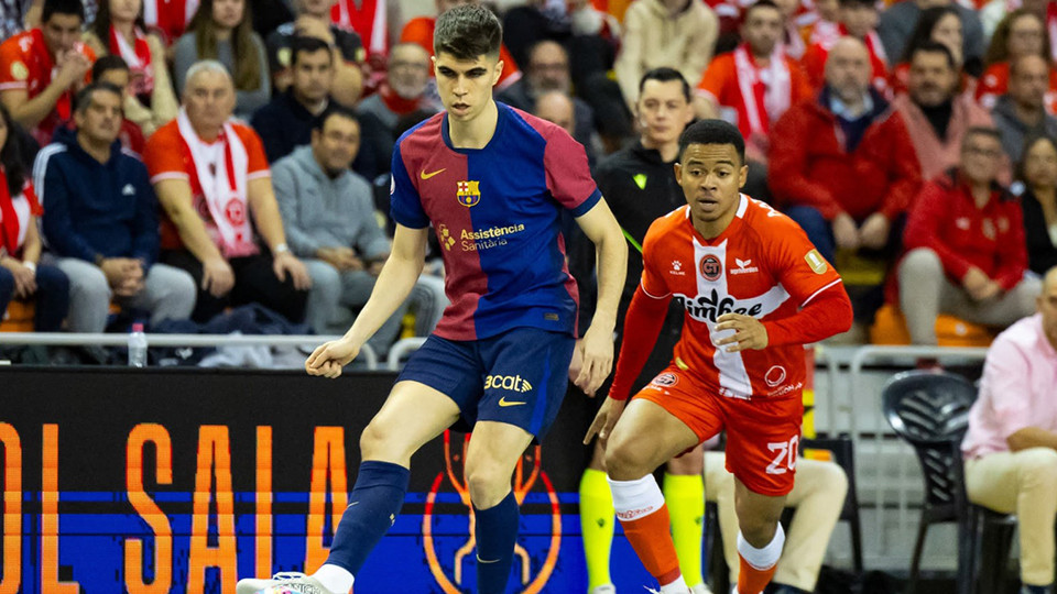 Antonio Pérez, del Barça, conduce el balón ante Ossamanmusa, del Jimbee Cartagena Costa Cálida