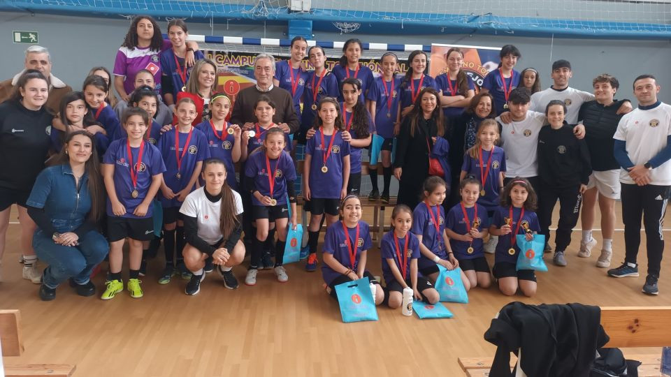 Javier Lozano, junto a las participantes del primer campus femenino del Torrejón Sala