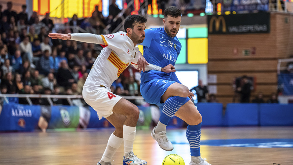 Uri Santos, de Industrias Santa Coloma, y Saura, del Viña Albali Valdepeñas, pugnan por el balón (Fotografía: ACP-FSV)