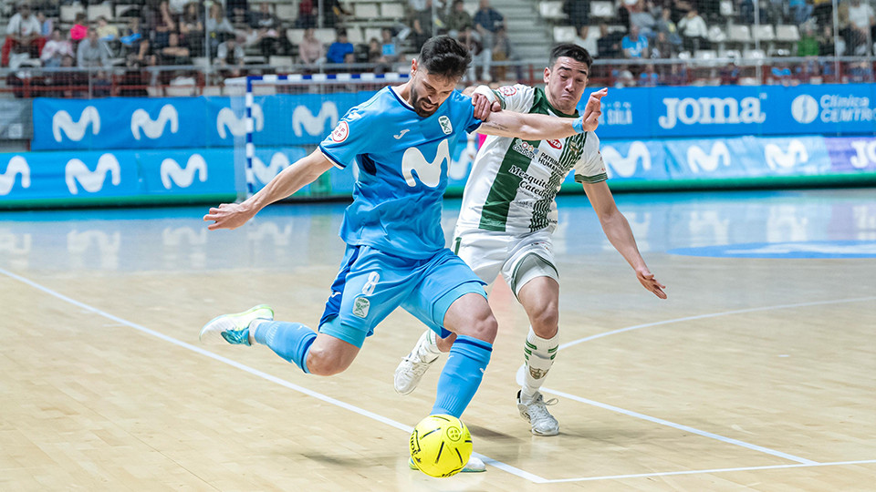 Raya, del Movistar Inter, golpea el balón ante Echevarría, del Córdoba Patrimonio (Fotografía: Movistar Inter)