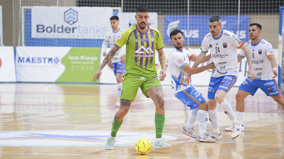 Bruno Gomes, del Islas Baleares Palma Futsal, rodeado de rivales del WANAPIX AD Sala 10 (Fotografía: Alejandro Meavilla)