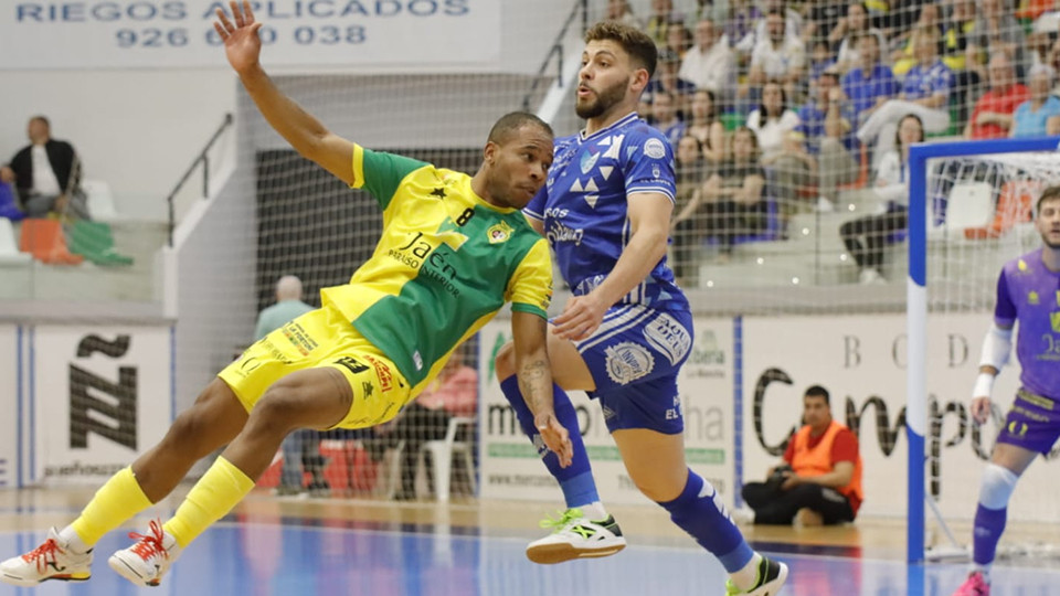 Carlos Sanz, del Jaén Paraíso Interior, y Pedro Beraldo, del Quesos El Hidalgo Manzanares, pugnan por el balón