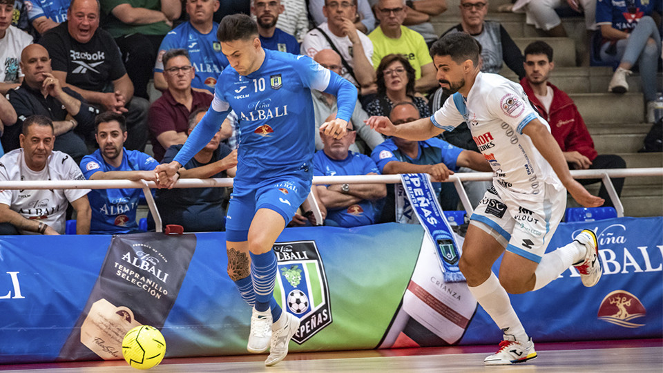 Pol Pacheco, del Viña Albali Valdepeñas, conduce el balón ante Diego Favero, del Noia Portus Apostoli (Fotografía: ACP-FSV)