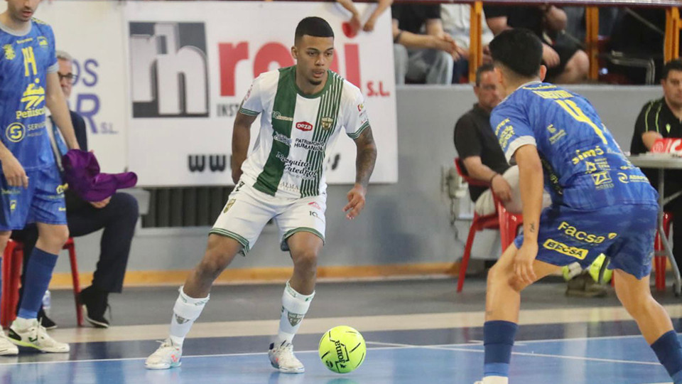 Tiago Macedo, del Córdoba Patrimonio, conduce el balón