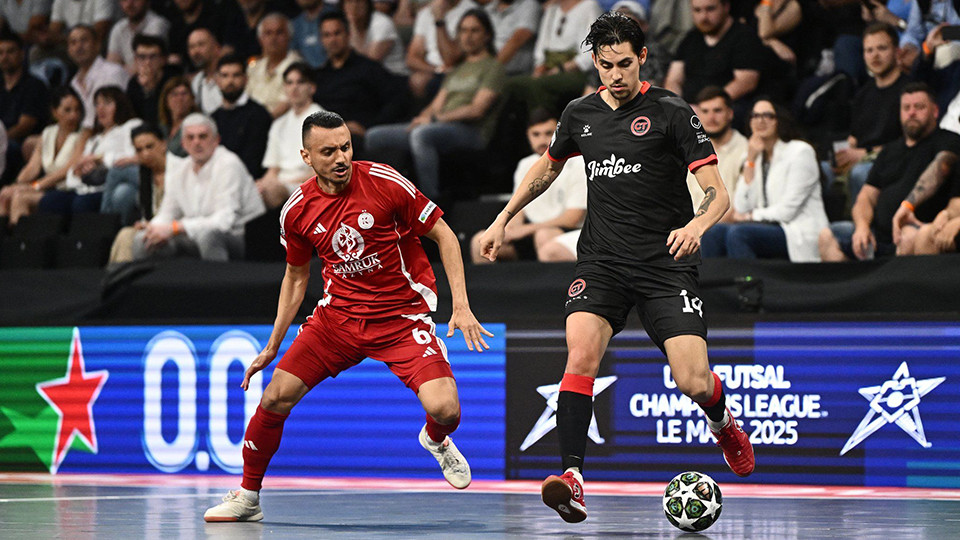 Motta, del Jimbee Cartagena Costa Cálida, controla el balón ante Edson, del AFC Kairat (Fotografía: UEFA)