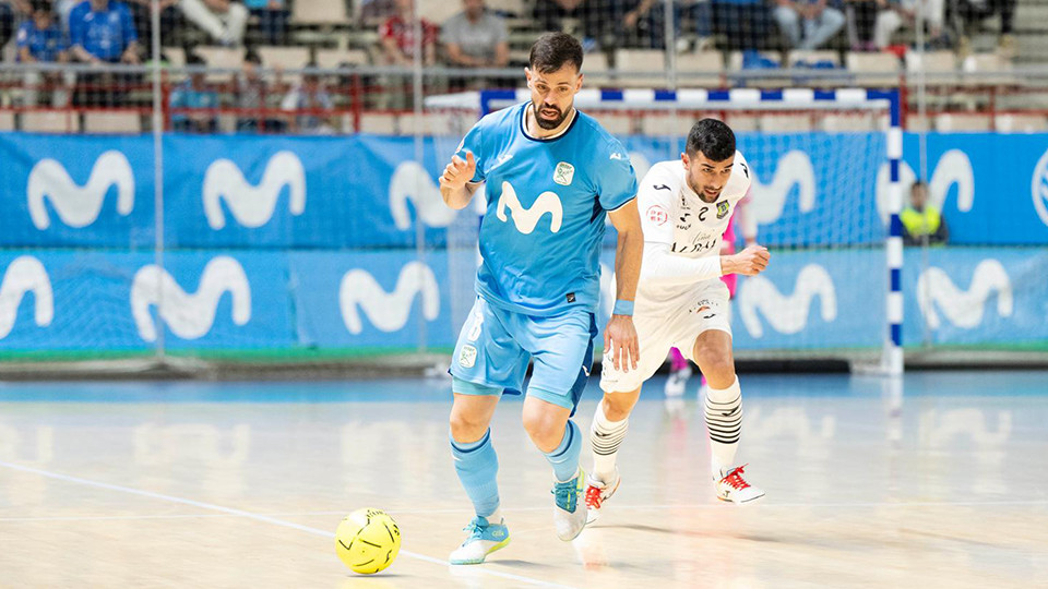 Raya, de Movistar Inter, conduce el balón perseguido por Jose Mario, del Viña Albali Valdepeñas (Fotografía: Movistar Inter)