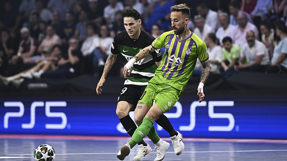 Rivillos, del Islas Baleares Palma Futsal, da un pase (Fotografía: UEFA)