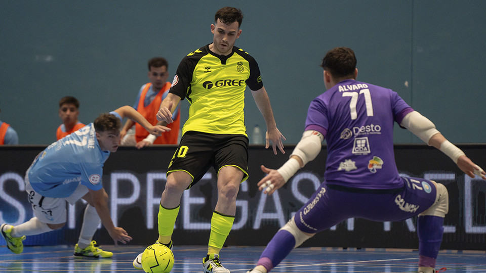Cristian Povea, del Real Betis Futsal, golpea el balón frente dos rivales del UD Ibiza Gasifred