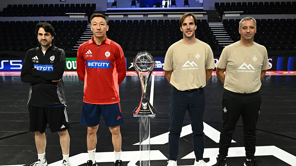 Los representantes de AFC Kairat e Islas Baleares Palma Futsal, antes de la final de la Champions League