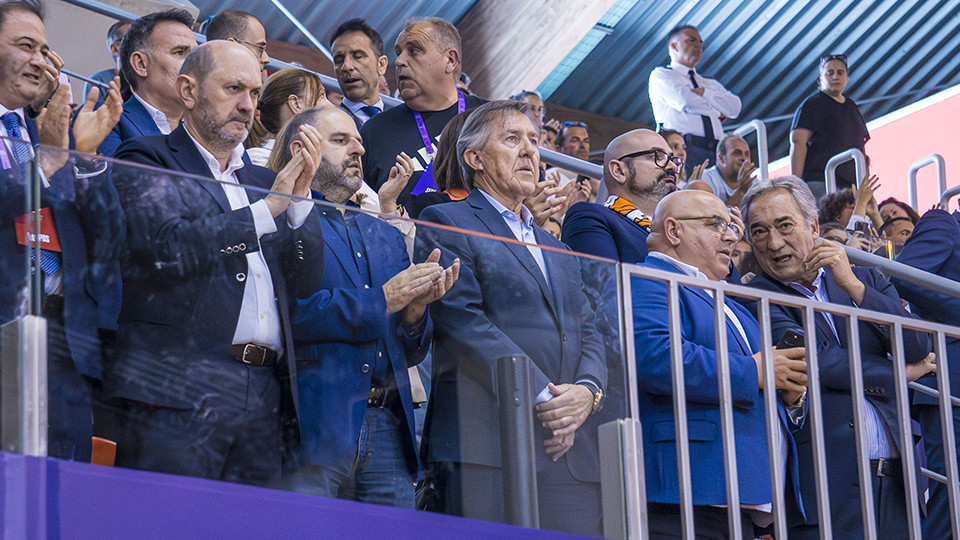 Javier Lozano, a la derecha, junto a Rafael Louzán, Jose Miguel Monje y otros representantes en la final de la Copa de S.M. La Reina (Fotografía: Álvaro Prian)