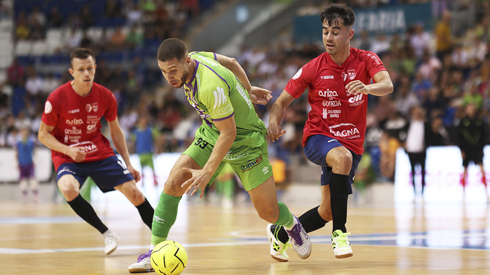 Charuto, del Islas Baleares Palma Futsal, ante Tony Escribano, del Osasuna Magna Xota