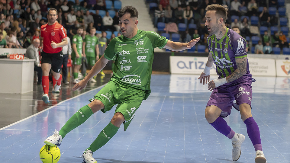 Tony Escribano, del Osasuna Magna Xota, ante Rivillos, del Islas Baleares Palma Futsal