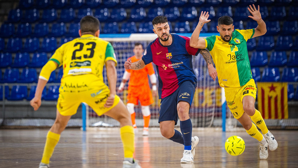 Matheus, del Barça, conduce el balón ante Lemine, del Jaén Paraíso Interior