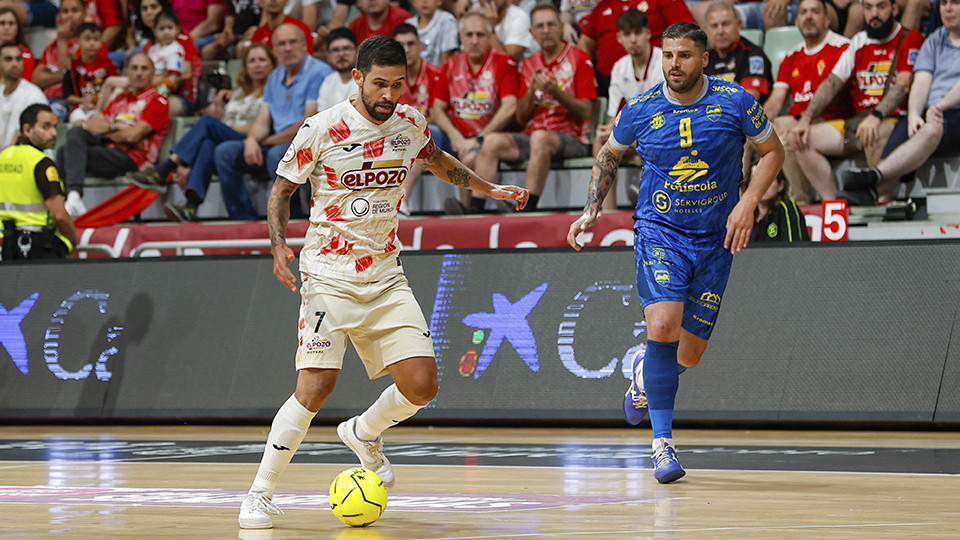 Felipe Valerio, de ElPozo Murcia Costa Cálida, conduce el balón ante Juanqui, del Servigroup Peñíscola (Fotografía: Francisco Peñaranda)