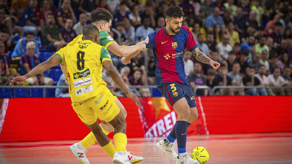 Matheus, del Barça, ante Carlos Sanz y Mati Rosa, del Jaén Paraíso Interior