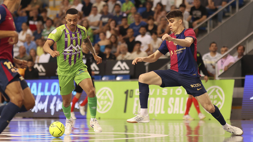 Neguinho, del Islas Baleares Palma Futsal, conduce el balón ante Antonio, del Barça