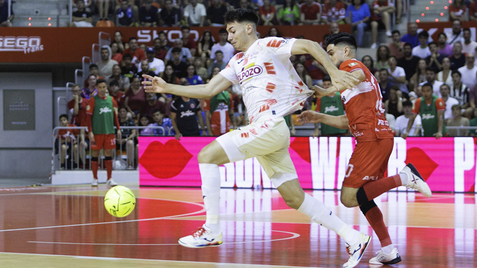 Ricardo, de ElPozo Murcia Costa Cálida, conduce el balón ante Cortés, del Jimbee Cartagena Costa Cálida (Fotografía: Pascu Méndez)