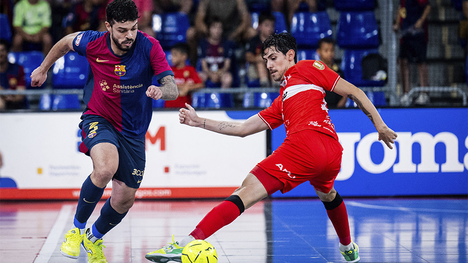 Matheus, del Barça, se marcha de Motta, del Jimbee Cartagena Costa Cálida