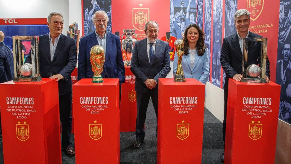 Javier Lozano, Vicente del Bosque, Ivana Andrés y Julio García Mera, en el stand de la Federación en el Sports Summit Madrid 2025 (Fotografía: RFEF)