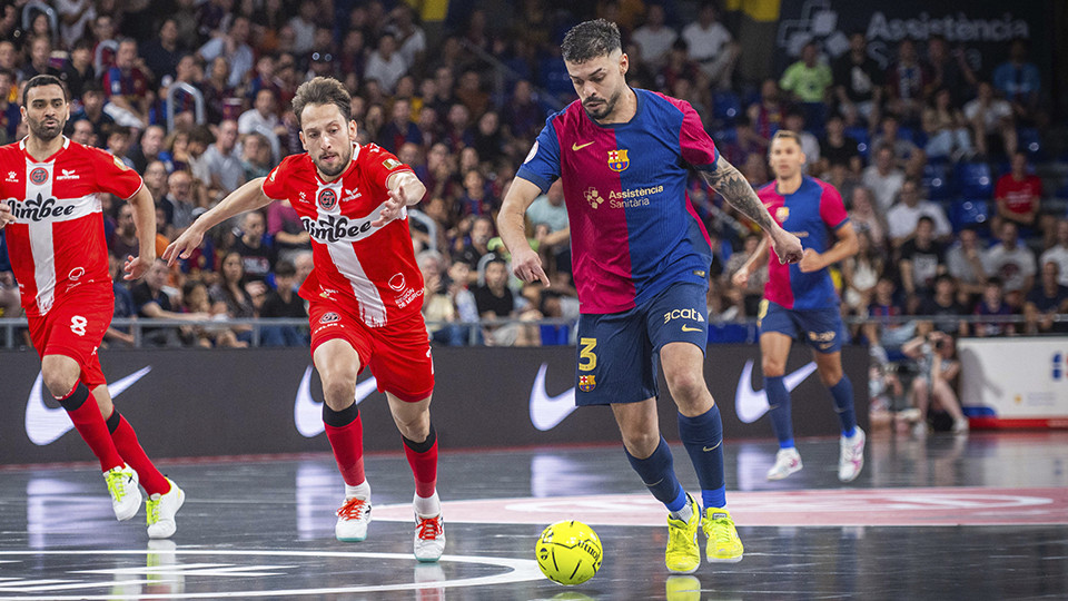 Matheus, del Barça, conduce el balón ante Linhares, del Jimbee Cartagena Costa Cálida