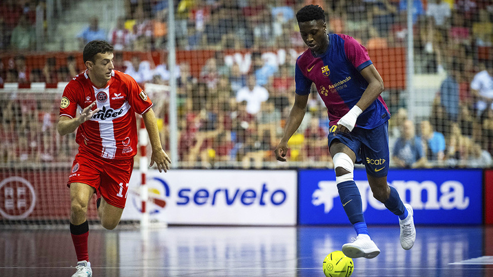 Touré, del Barça, conduce el balón ante Gon Castejón, del Jimbee Cartagena Costa Cálida
