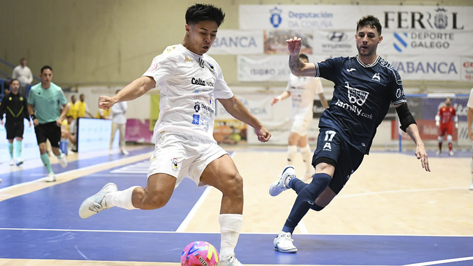 Morgato, de O Parrulo Ferrol, conduce el balón ante Darrieer, del Family Cash Alzira FS