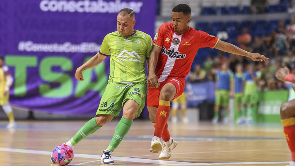 Fabinho, del Islas Baleares Palma Futsal, pugna por el balón con Ossamanmusa, del Jimbee Cartagena Costa Cálida