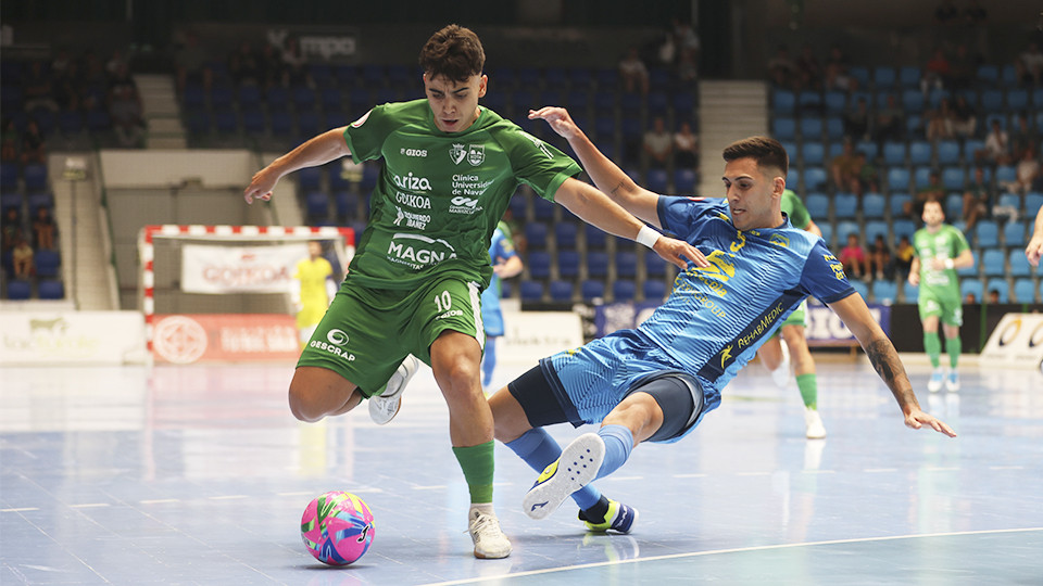 Pachu, del Osasuna Magna Xota, conduce el balón ante Agustín Plaza, del Servigroup Peñíscola FS