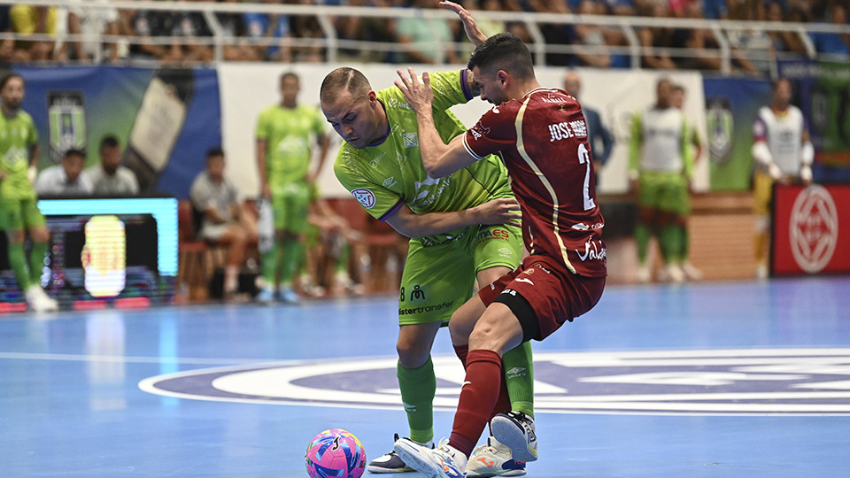 Fabinho, del Islas Baleares Palma Futsal, y Jose Mario, del Viña Albali Valdepeñas, pugnan por el balón