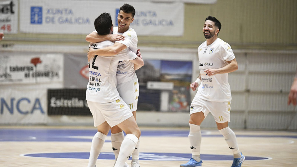 Los jugadores de O Parrulo Ferrol celebran un gol