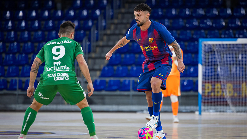 Matheus, del Barça, pisa el balón ante Dani Saldise, del Osasuna Magna Xota