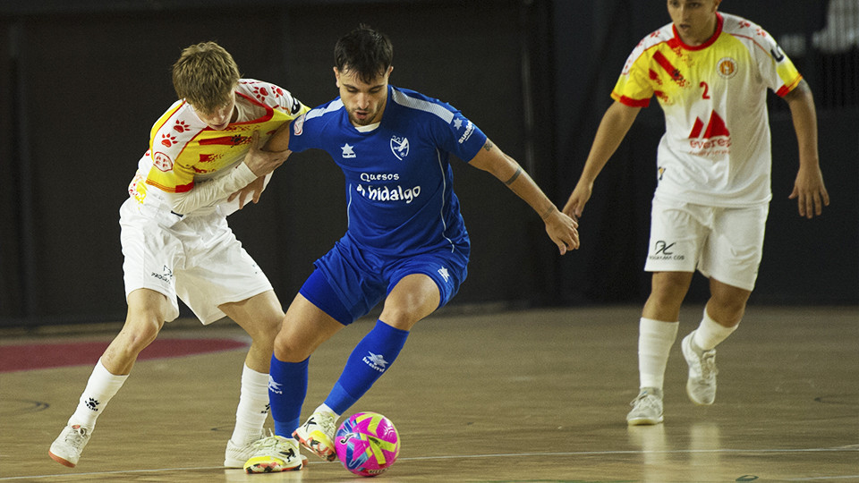 Eloy de Pablos, del Quesos El Hidalgo Manzanares, conduce el balón ante Puigvert, del Industrias Santa Coloma